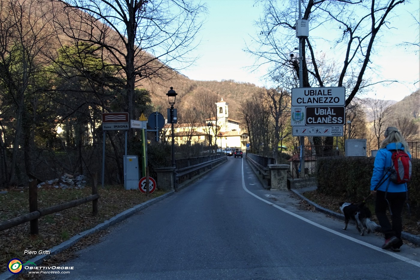 21 Sullo stretto ponte 'moderno' per Clanezzo.JPG